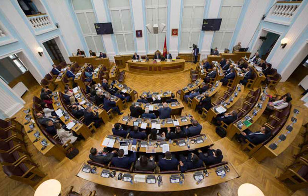 ИЗМЕНЕ ЗАКОНА О ФИНАНСИРАЊУ ПОЛИТИЧКИХ ПАРТИЈА: Странкама прети блокада рачуна